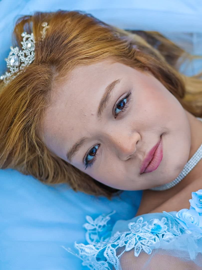 Julia Pelicer com vestido azul e tiara de cristais